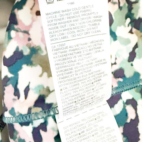 ATHLETA | Salutation Pocket Watercolor Printed Tight Multicolor Leggings | 1X - Picture 10 of 10